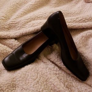 Black work pumps